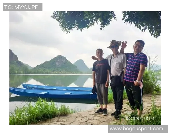 吾米提江感动小球迷泪水流下表达榜样力量与快乐心情