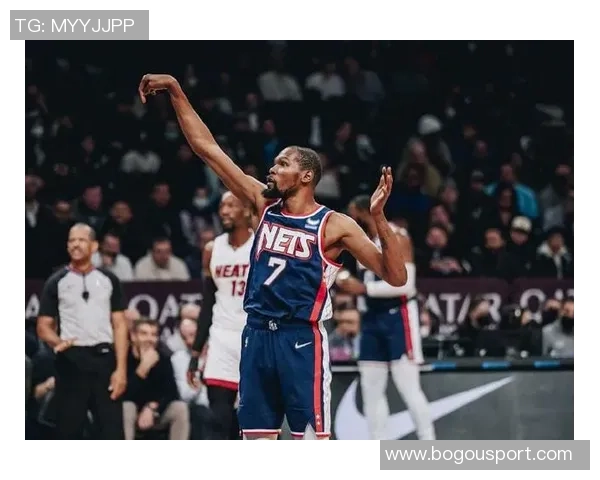 怀特首节火力全开半场贡献18分3板3助表现抢眼状态火热 怀特首节火力全开半场贡献18分3板3助表现抢眼状态火热