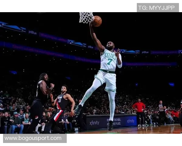 怀特三分表现出色助力球队胜利西蒙斯贡献巨大成关键球员